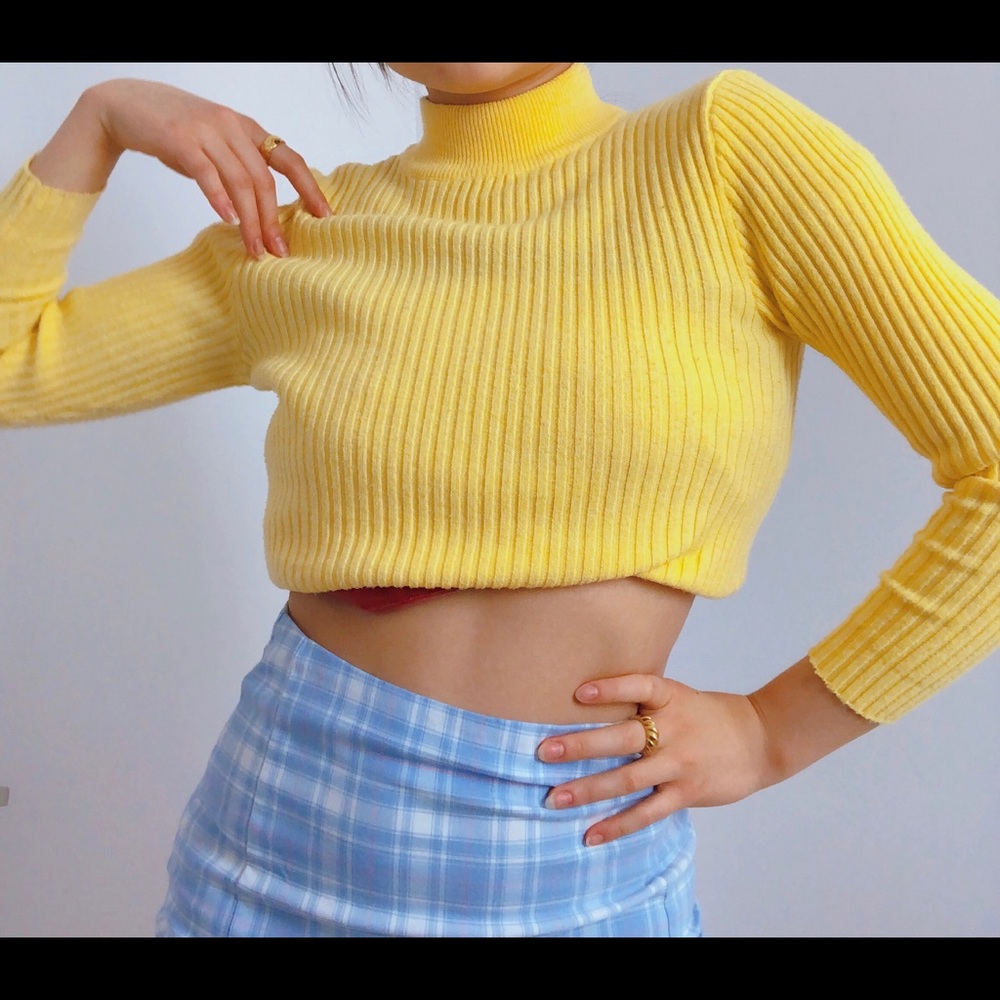 Yellow turtleneck sweater - Picture 3 of 3